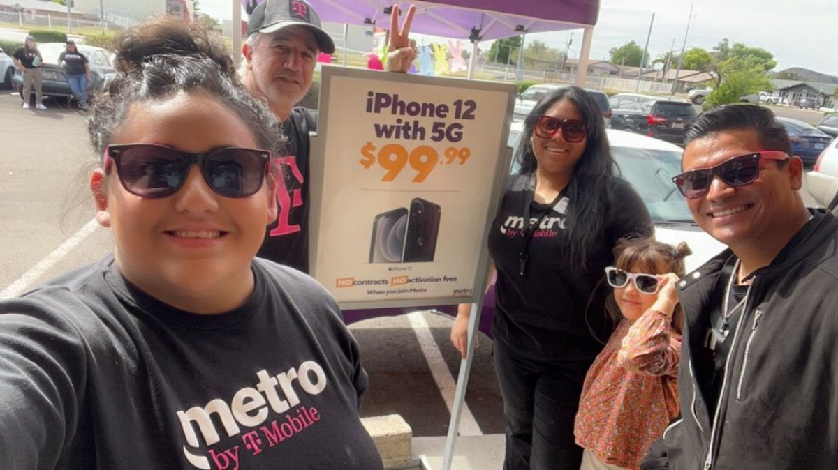Bring the kids to the Metro by T-Mobile store NW 35th Av/Union Hills #NorthPhoenix #EasterBunny to get an Easter Bunny picture today until 6pm!