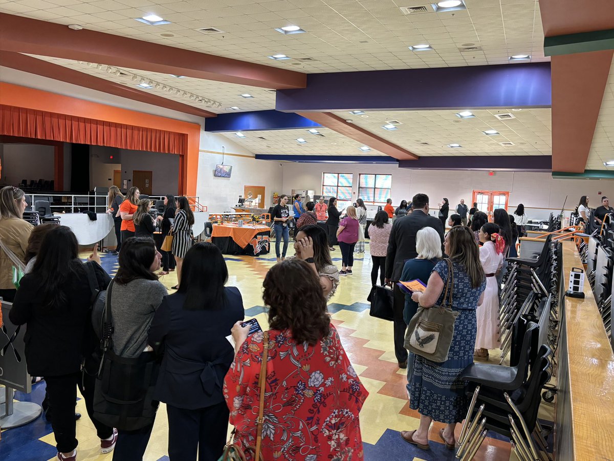 Huge turn out for our #MVISDLetsGrowTogether job fair! We are excited to finish this year strong as we plan for the future! 🧡 @BrandiHendrix14 @MelGonzales73 @RaygosaMark @ClarissaD005 @TechCoachParra