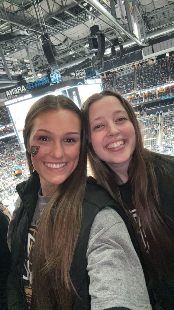 patticesarini11's tweet image. Go Grizz!!!!!!!!!! 🐻🖤💛 #MMselfie #MarchMadnessMBB