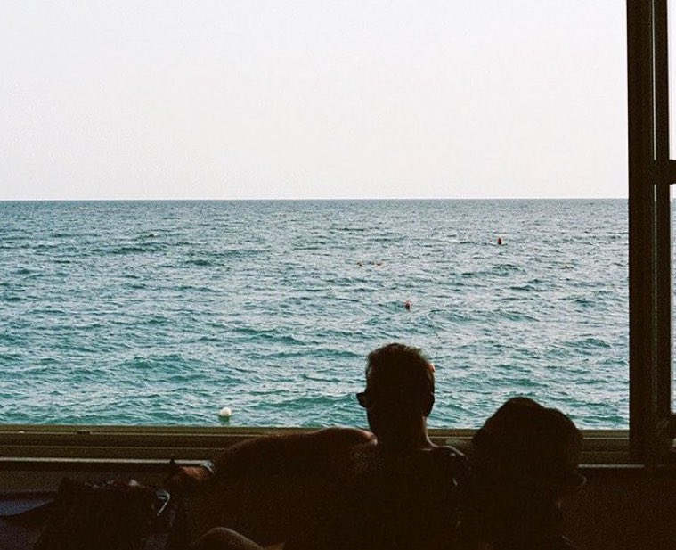 hay un cansancio que solo se cura mirando el mar