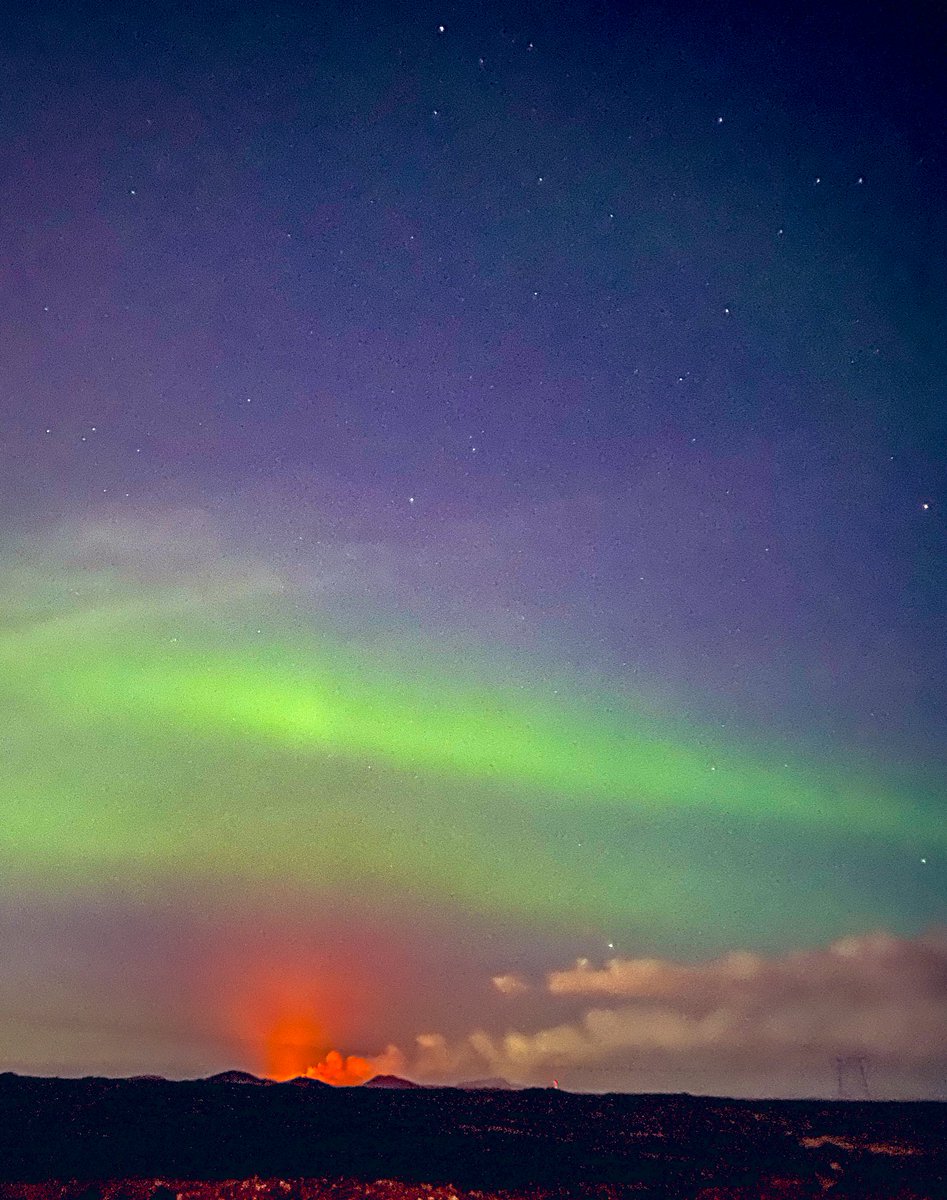 Waited three years for this photo 📸♥️ #volcano #northernlights #iceland