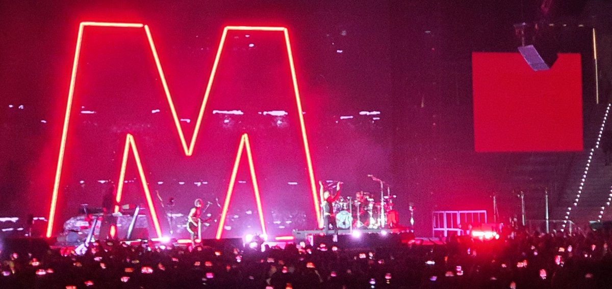 topik's tweet photo. #DepecheMode #davegahan #playback #autotune la prossima volta mettiamo l'autotune o il playback per Dave ? https://t.co/ESY8cu0Mi6