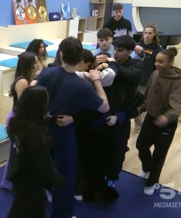 kumo fatto fuori alla prima puntata totalmente inaccettabile, questa è una delle eliminazioni più ingiuste della storia di amici
NON TI HANNO MAI MERITATO #amici23