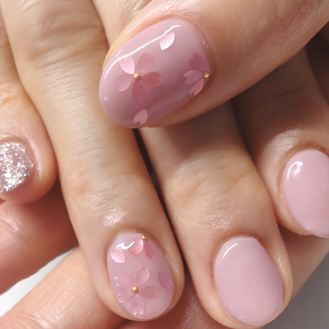 ネイルサロンアテナです💅

人気が止まらない桜ホログラム🌸！
Footに桜を入れるのも可愛いです😍

ベースの色変えるとホログラムの色の出方が変わってくるので、いろんな雰囲気で楽しめます🎶

ショートネイル派の方にも🙆‍♀️✨

持ち込みアートコース
(オフ&ウォーターケア込)
beauty.hotpepper.jp/kr/slnH0004098…