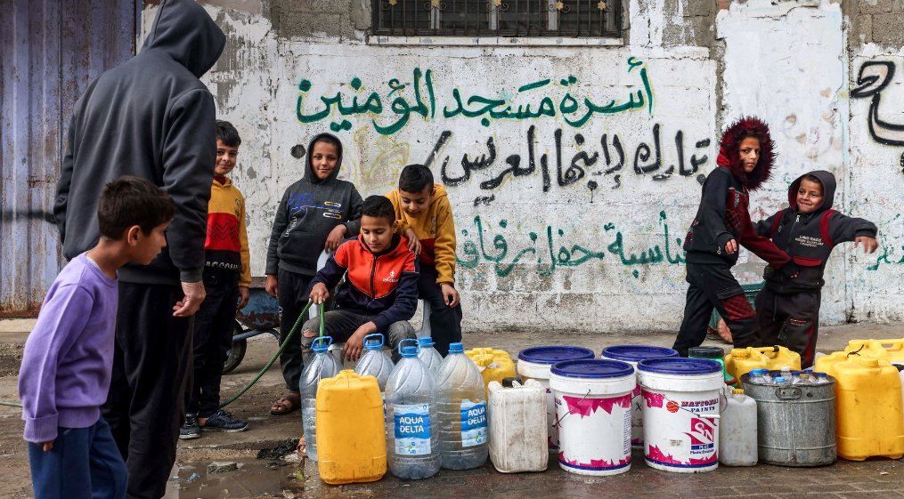 AloneZyan's tweet image. #freepalestinian
#hungerfree 
आज हम लोग ऐसे जी रहे हैं, जैसे हमे लगता ही नहीं हैं की मरना हैं इंसानियत हमें लगता कि खत्म हो गई हैं प्लेस्टीन के लोगो को पहले तो बॉम से मारा गया और अब भूख से मारा जा रहा है