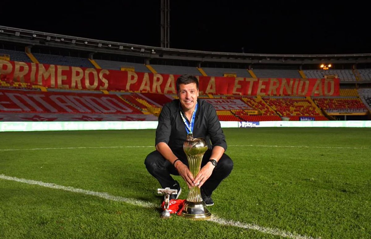 🧵 ANÁLISIS de Juan Cruz Real, NUEVO DT de #Belgrano.
 
¿Cómo juegan sus equipos y por qué Artime se fijó en él?

[HILO]