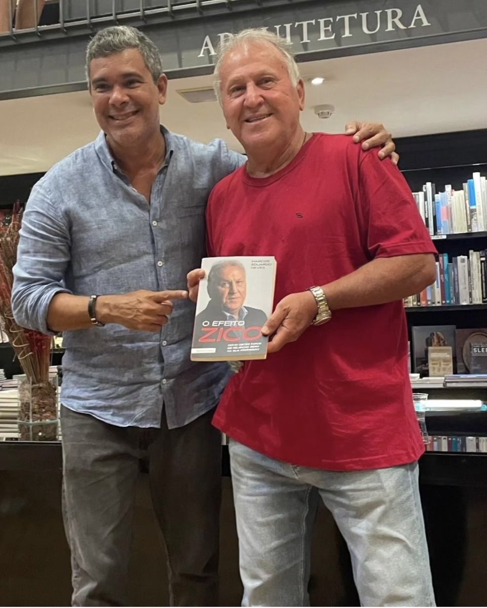 Queria agradecer a galera toda que esteve presente na Livraria Travessa, sei que alguns esperaram algumas horas, no lançamento do Livro O Efeito Zico, escrito pelo Marcos Eduardo Neves. Foram 4h e meia mas deu pra atender todo mundo.