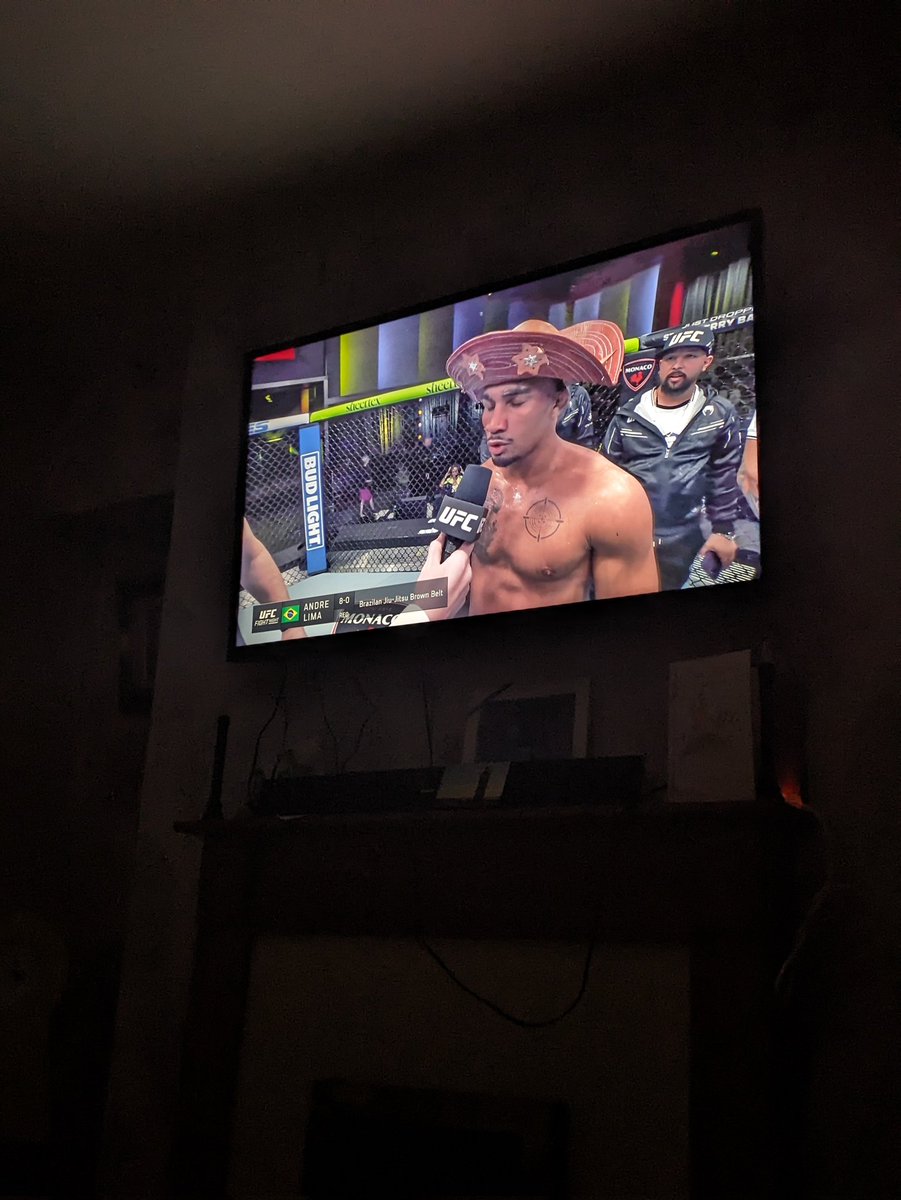 Katiebaabies's tweet photo. UFC and chill https://t.co/Wjk6DAdX24
