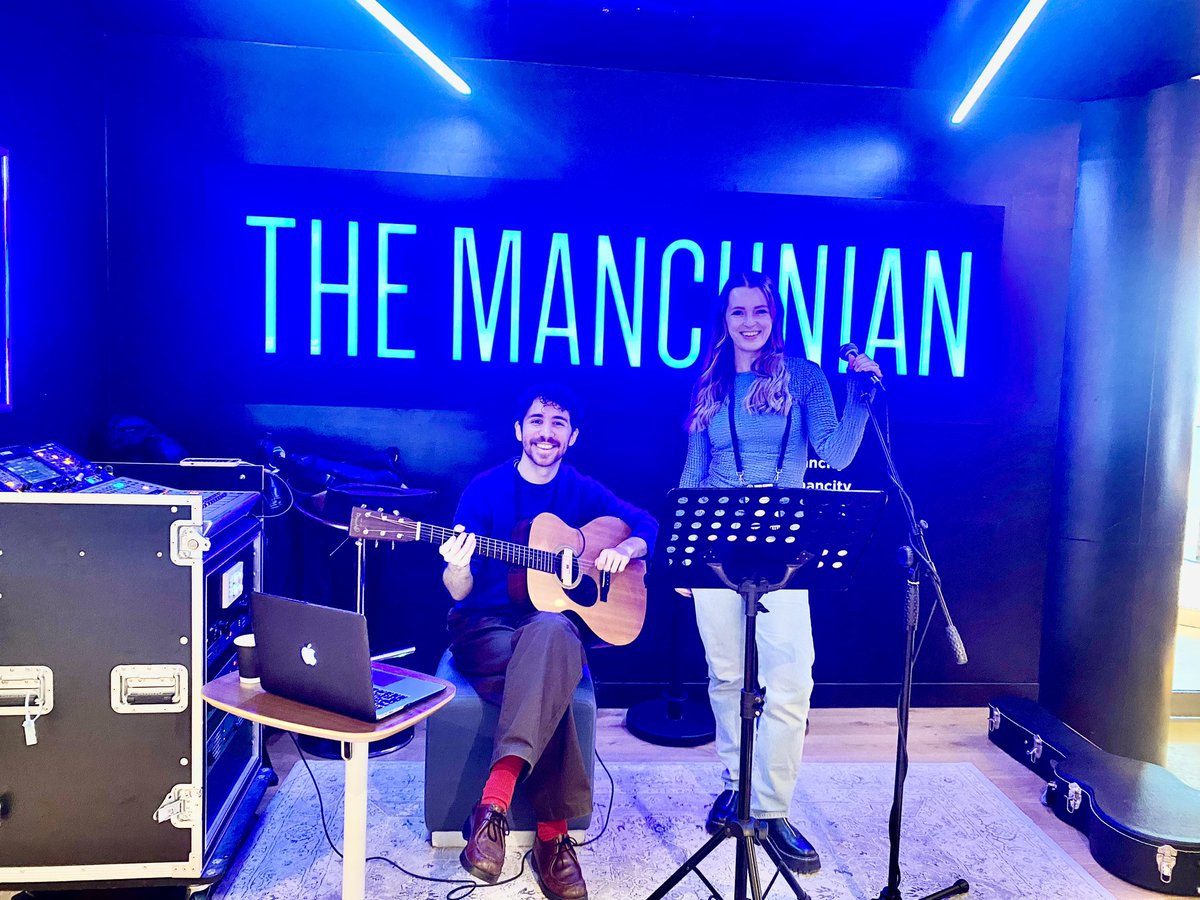 @vickysingsforyou &amp; @raffaelepanimusic  bringing the tunes to #themancunian #ManCity  today for the women’s derby 🎤 🎸 

#acousticduo #singer #guitarplayer #ManCitywomen #ManUnitedwomen