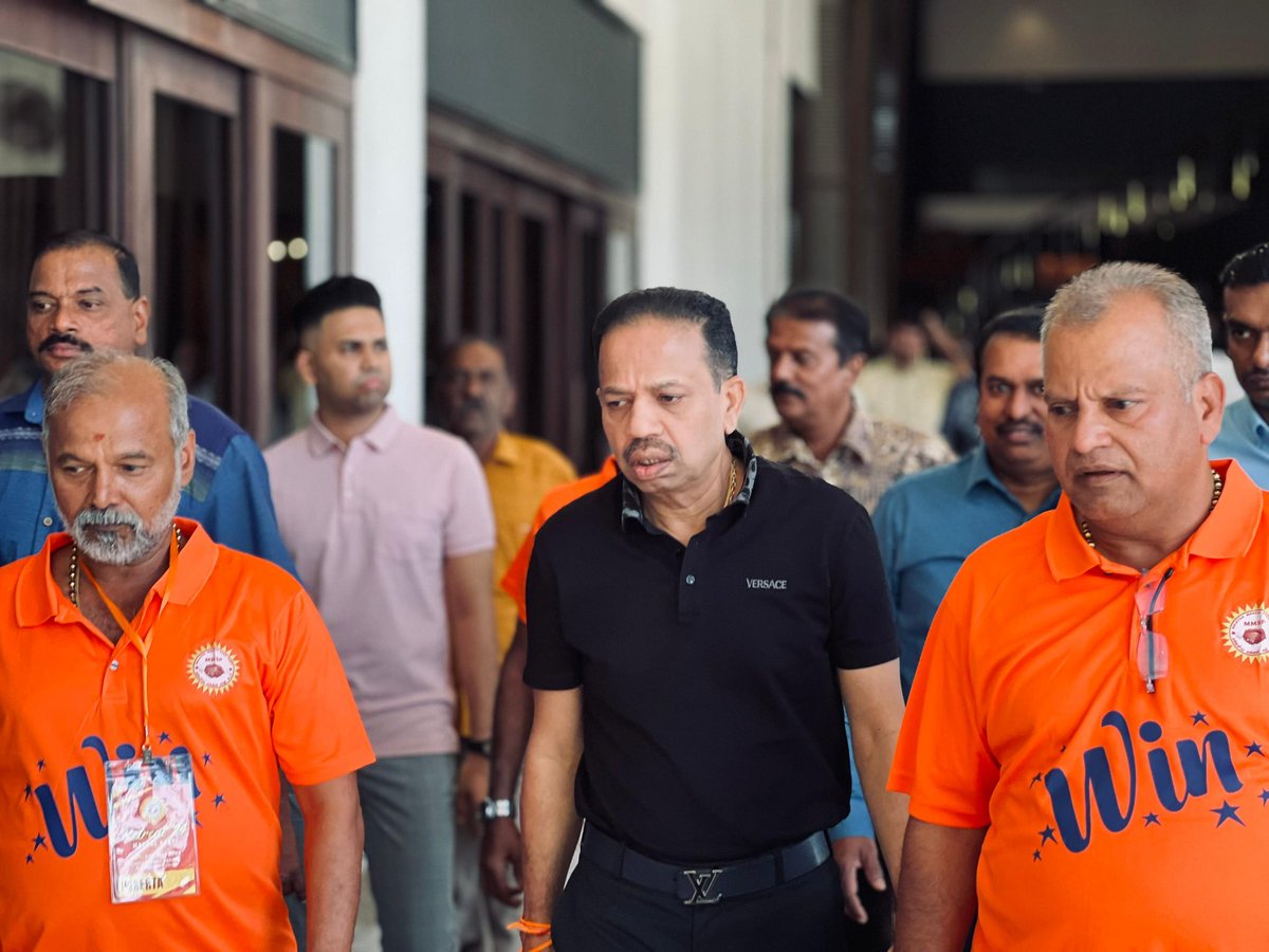 MIC_Malaysia's tweet photo. YBhg Tan Sri Vigneswaran Sanasee , Presiden MIC telah hadir ke Permukiman Kepimpinan Parti Makkal Sakti atas jemputan Presiden Makkal Sakti. https://t.co/sSBvCpa24Q