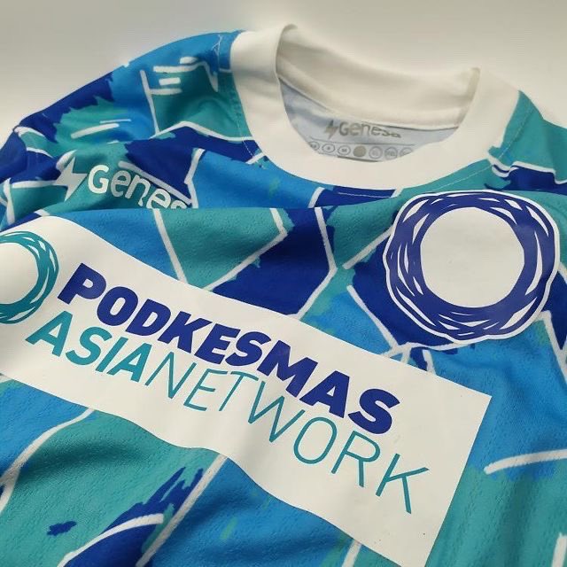 fajarrusalem's tweet photo. Fase bonus dr rancang merancang jersi ini adalah ketika Prediksi alias bapack2 lucu itu pesan jersi mereka di saya, trus podkesmas jg abis itu pesen jersi di saya jg

Menyenangkan sih dinotice sama punggawa2 hiburan di Indonesia, terima kasih jg utk @genesasports yg udah bikin dua jersi tsb 

#Kultuitjersi 
#archivefajarrusalem
#journeyoffajarrusalem 

*saya jg masih terima freelance y warga, kalau memang ada yg ajakin kerjasama ayo banget. Karena memang 2024 ini saya canangkan sbg tahun kolaborasi xixixi