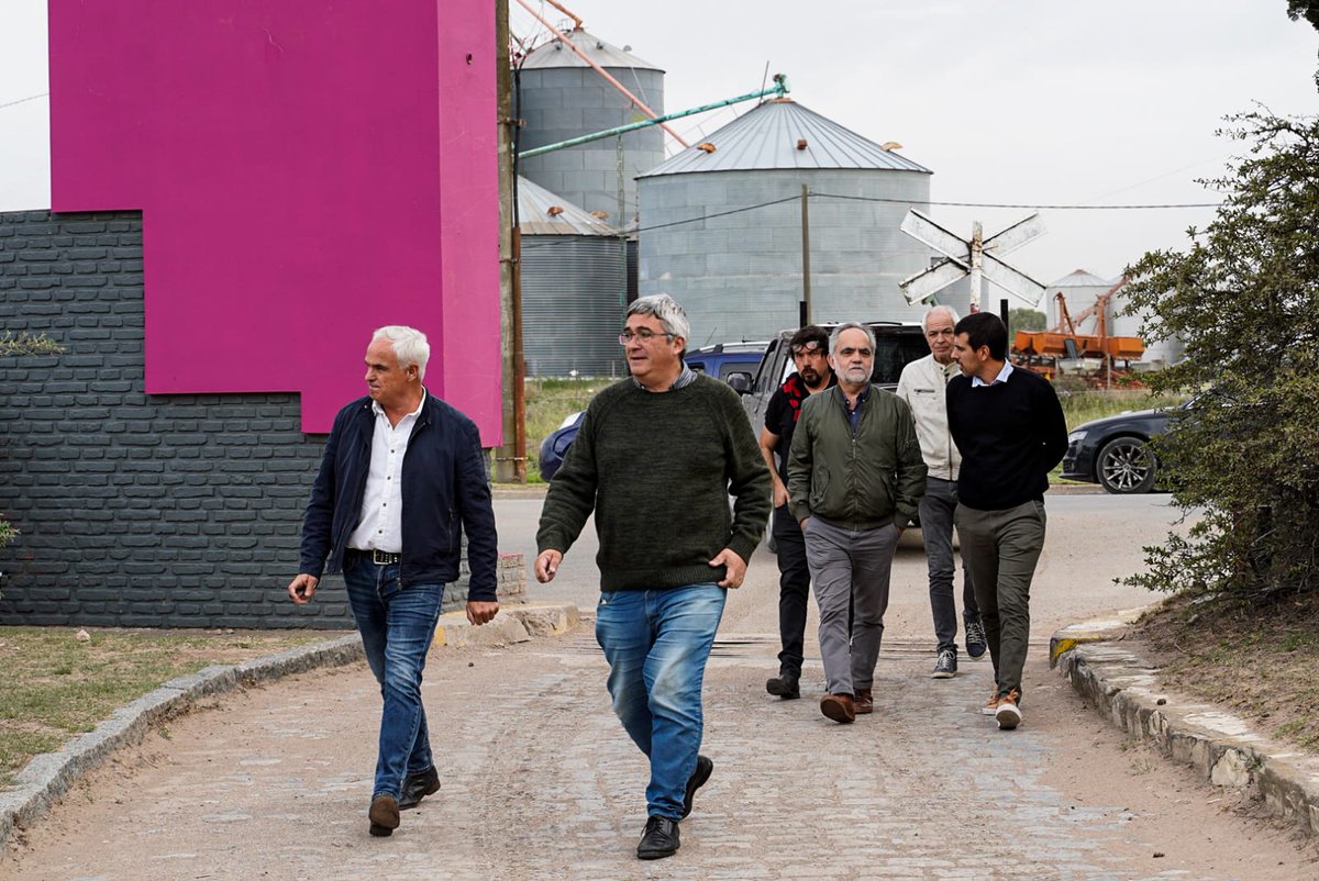 mtomasellip's tweet image. Participamos junto a @JavoRodriguezL de la 15° Fiesta del Olivo en #CoronelDorrego. Allí junto a @MarianoPinedo nos reunimos con productores olivícolas para lograr la Indicación Geográfica del aceite de oliva del #SudoesteBonaerense 🫒

@Kicillofok