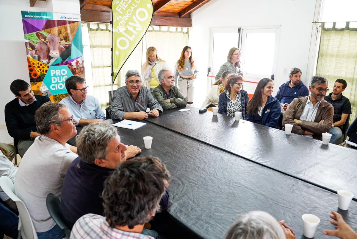 mtomasellip's tweet image. Participamos junto a @JavoRodriguezL de la 15° Fiesta del Olivo en #CoronelDorrego. Allí junto a @MarianoPinedo nos reunimos con productores olivícolas para lograr la Indicación Geográfica del aceite de oliva del #SudoesteBonaerense 🫒

@Kicillofok