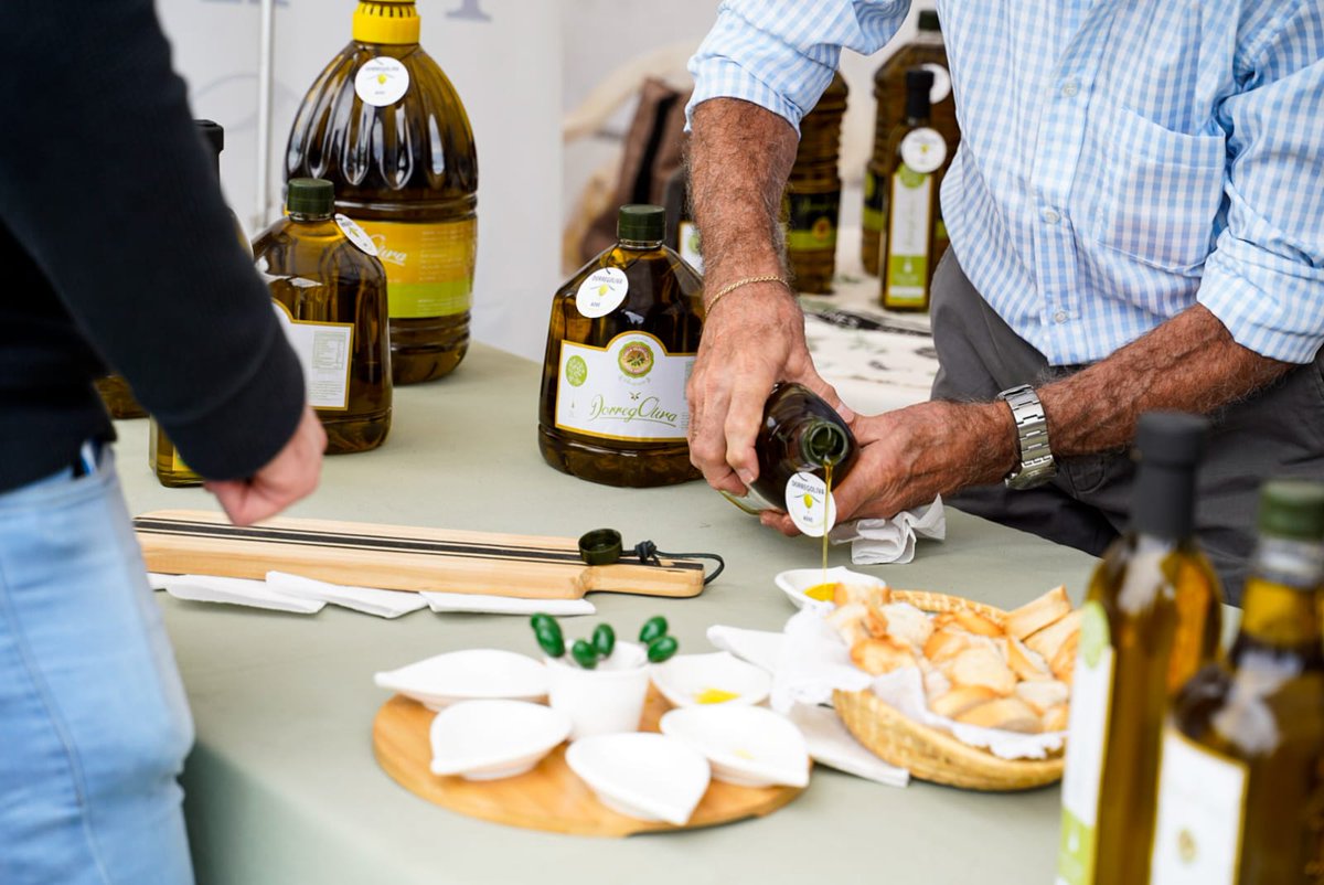 mtomasellip's tweet image. Participamos junto a @JavoRodriguezL de la 15° Fiesta del Olivo en #CoronelDorrego. Allí junto a @MarianoPinedo nos reunimos con productores olivícolas para lograr la Indicación Geográfica del aceite de oliva del #SudoesteBonaerense 🫒

@Kicillofok