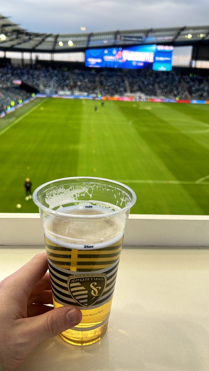 94tilinfinite's tweet photo. LA galaxy are in town. Had to don the blue @SportingKC #footy https://t.co/fRPZgLQ7Je