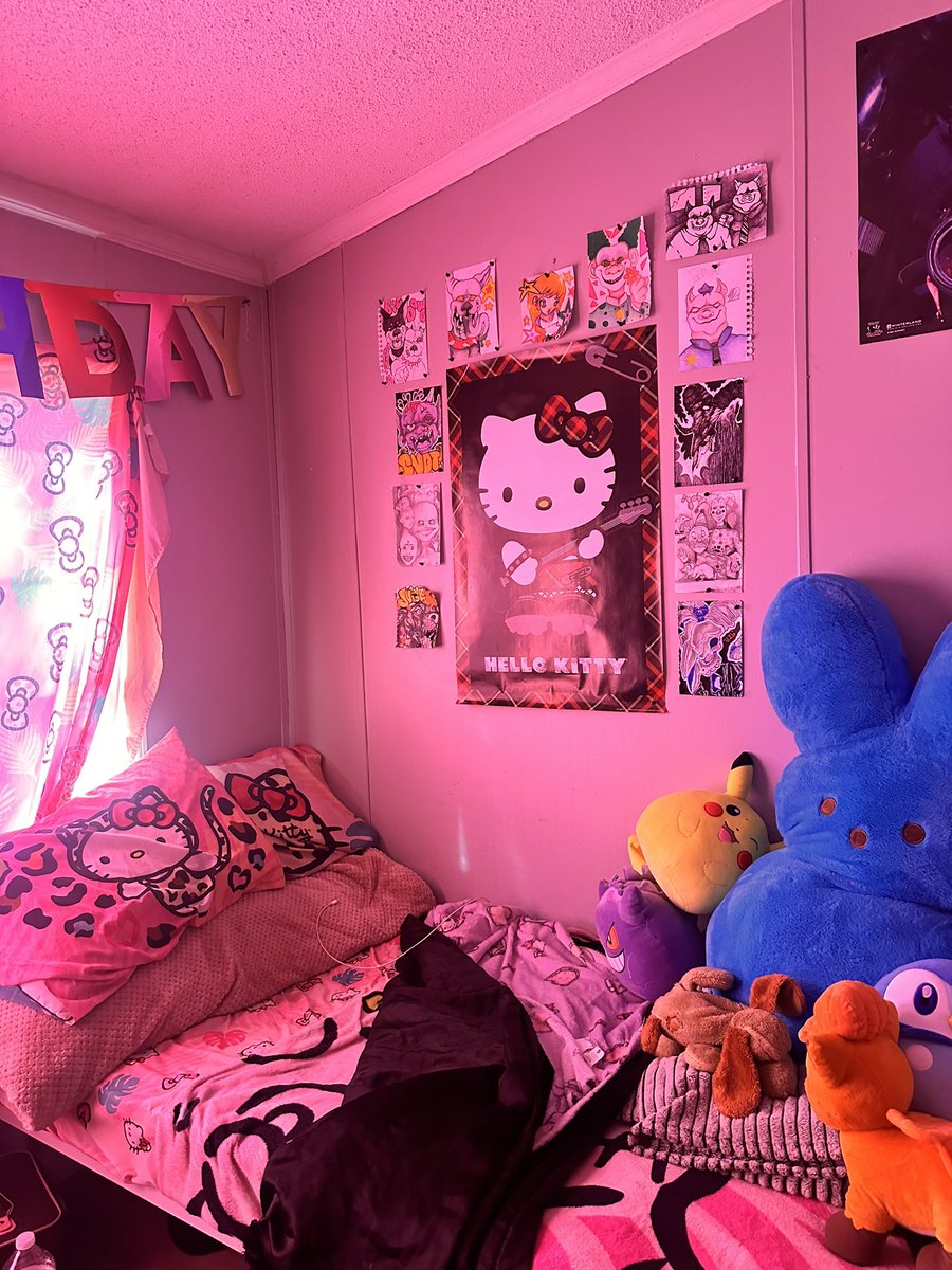 rileydylan7's tweet photo. @jubbyirl oozey’s room https://t.co/WpRGeYqM6e