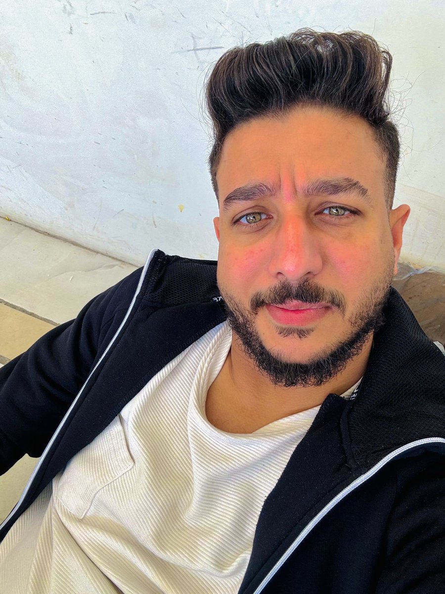 كنت صاحب الكل .. بس الأيام علمتني ان مش أي حد يبقي صاحبي ..🖤👌