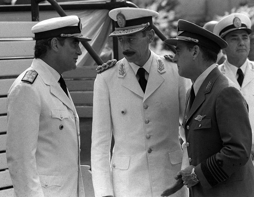 Exactamente lo mismo sucede con los negadores de la cifra de los 30.000 desaparecidos que lo que sucede con los negadores del Holocausto nazi:
No es que les preocupa la precisión en un tema en el que es imposible sino quieren reivindicar la Dictadura (como los otros a Hitler).