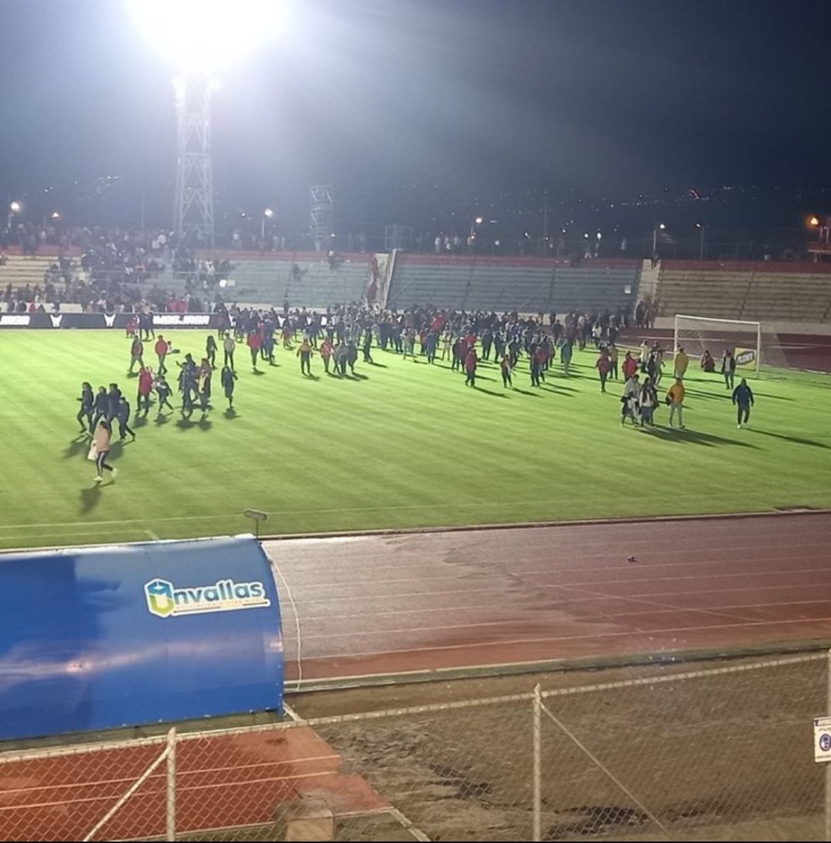 GuaytamboTv's tweet photo. La gente evacua por la cancha, se encuentran miembros de fuerzas especiales en el estadio. https://t.co/AB8zWQ8IRK
