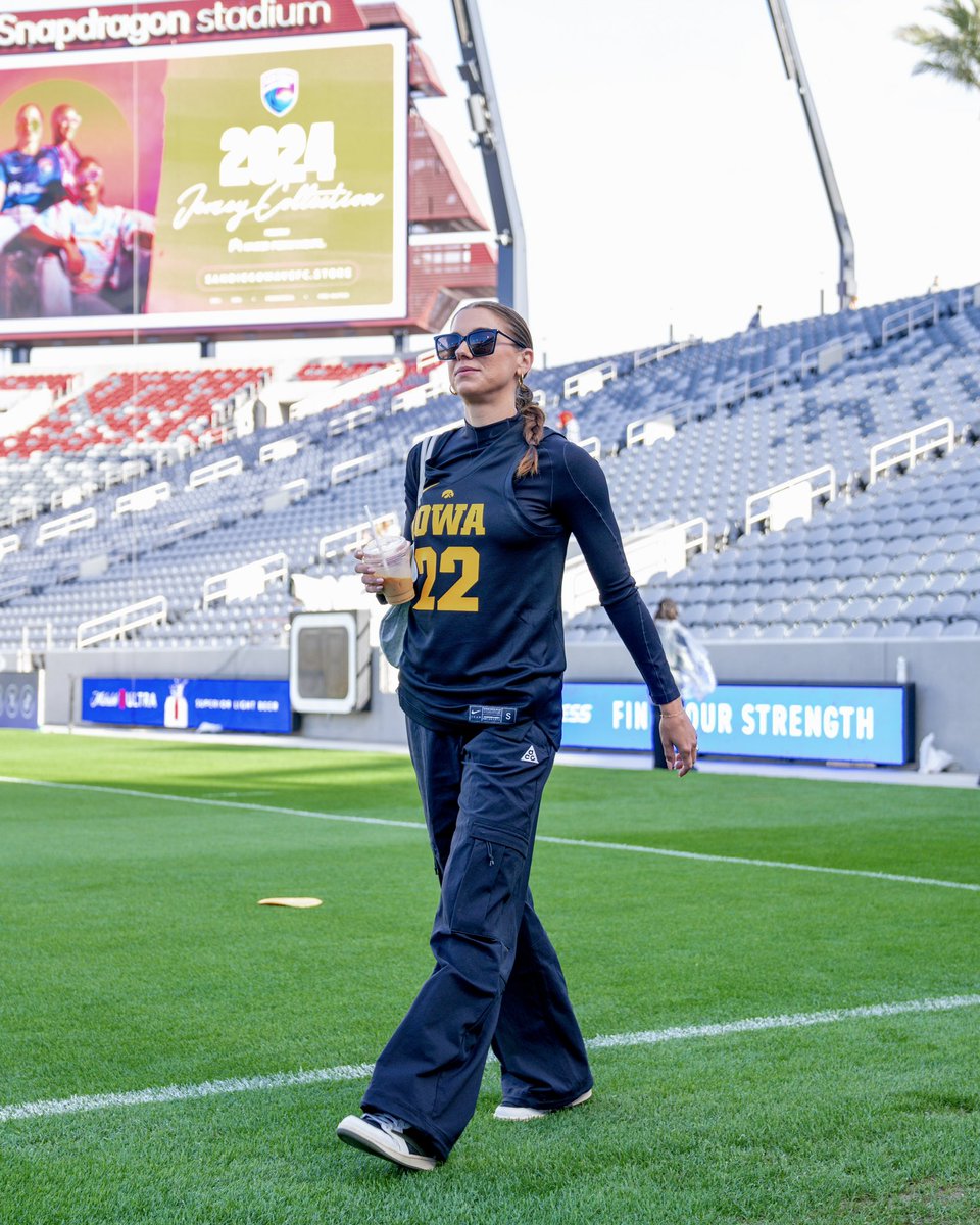 FOXSoccer's tweet photo. AM13 🤝 CC22 

@alexmorgan13 x @CaitlinClark22 https://t.co/wtauiEPhrv