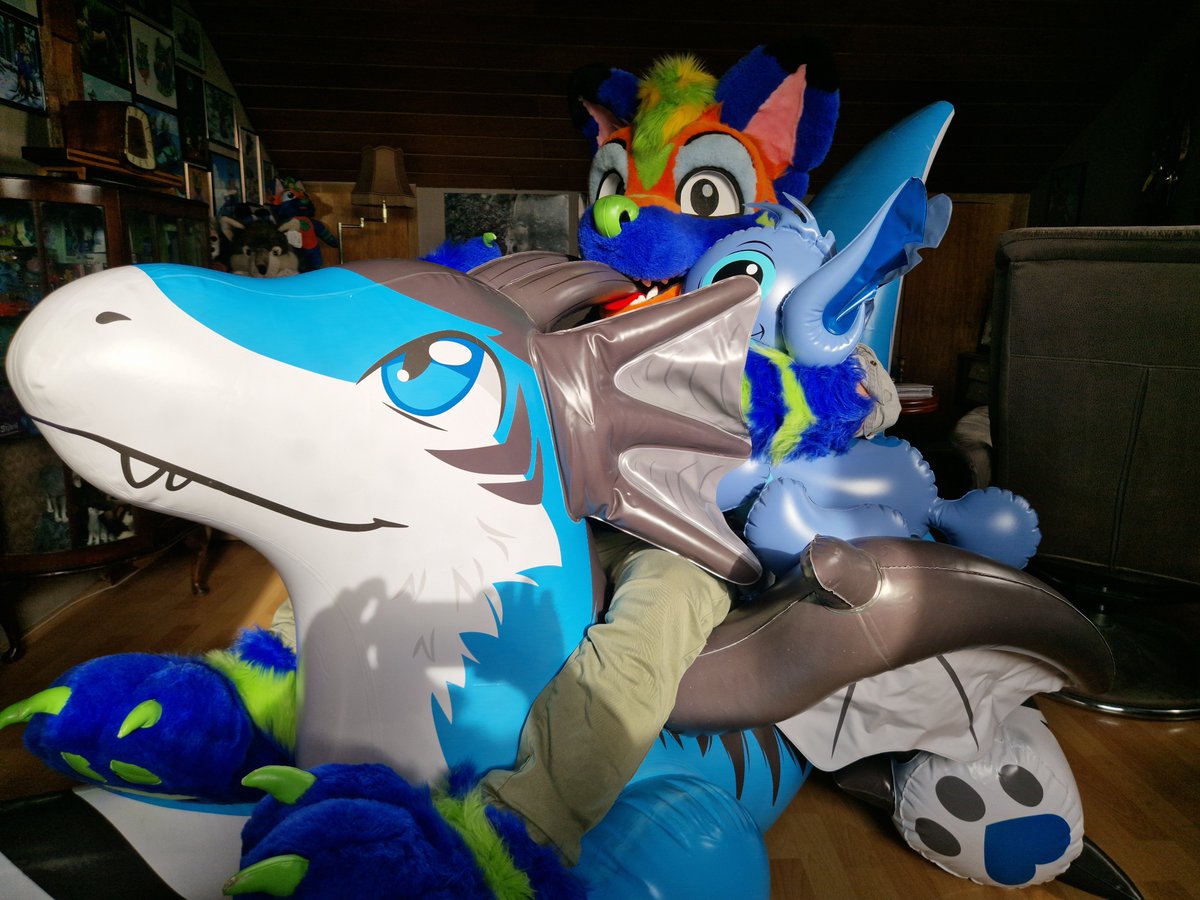 Had a great Day ! @KyanTheDragon came for visit with his Jacky . Happy #Squeakysaturday ! #inflatable #furry #furryfandom #Fursuit #Squeak #inflafur