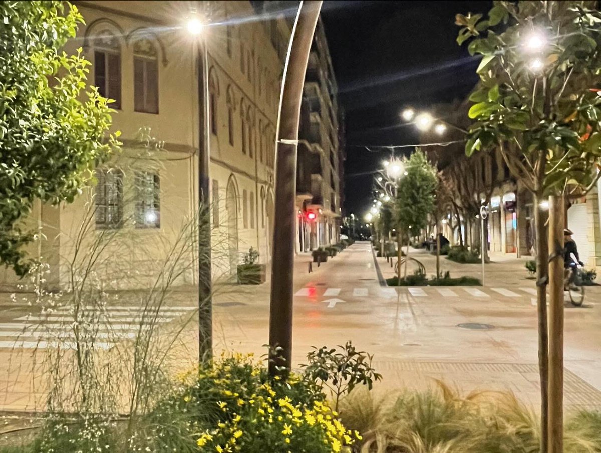 #moments Passejant de nit pel nou carrer Cervantes; quin goig! 🌹
#arquitectura #espaipublic #urbanisme #boulevar
