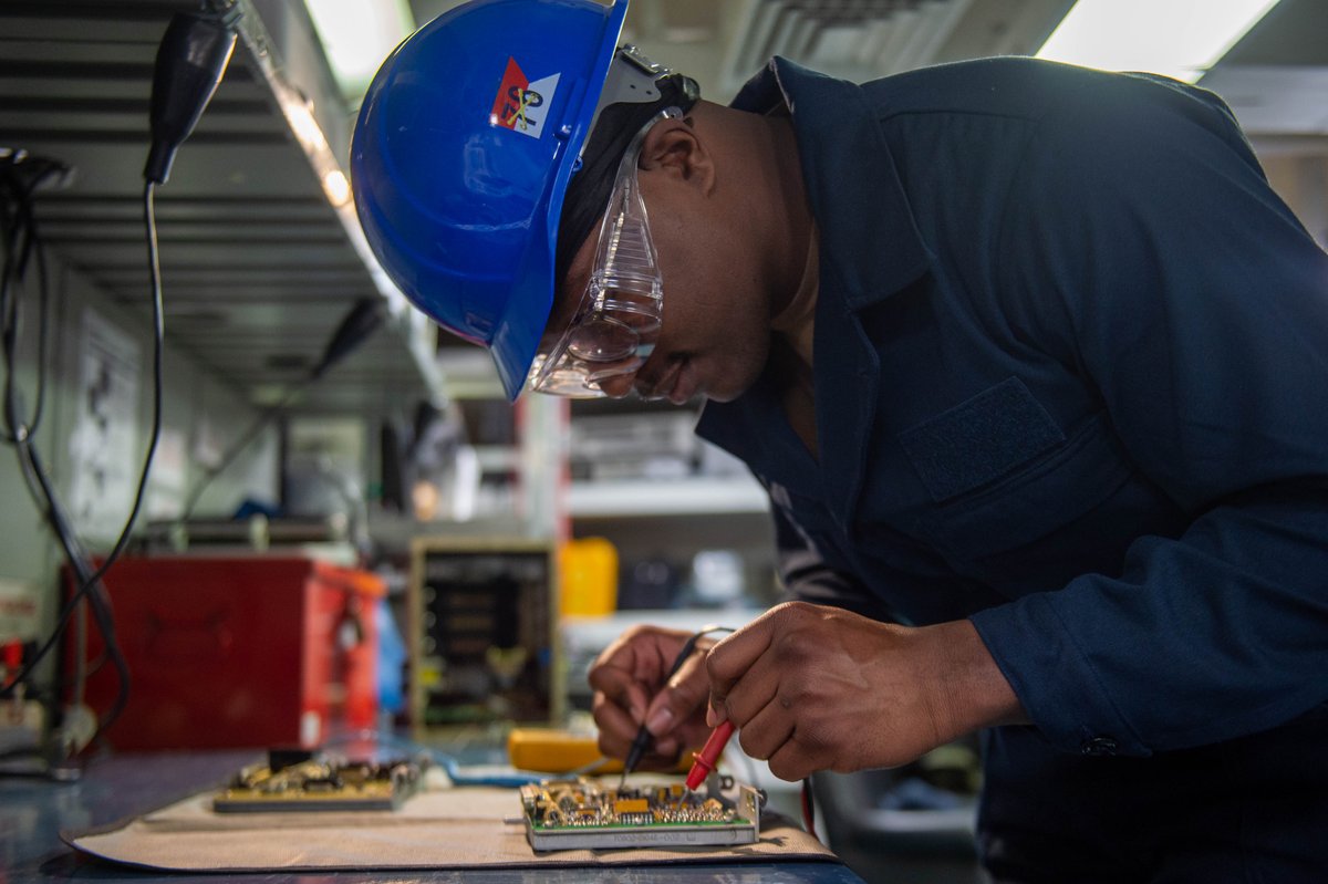 Sailors assigned to the U.S. Navy’s only forward-deployed aircraft carrier, USS Ronald Reagan (CVN 76), perform resistance checks on a circuit board in the battery/instrument shop. 

#USNavy | #ForgedByTheSea https://t.co/KlF5MNhQ9R
