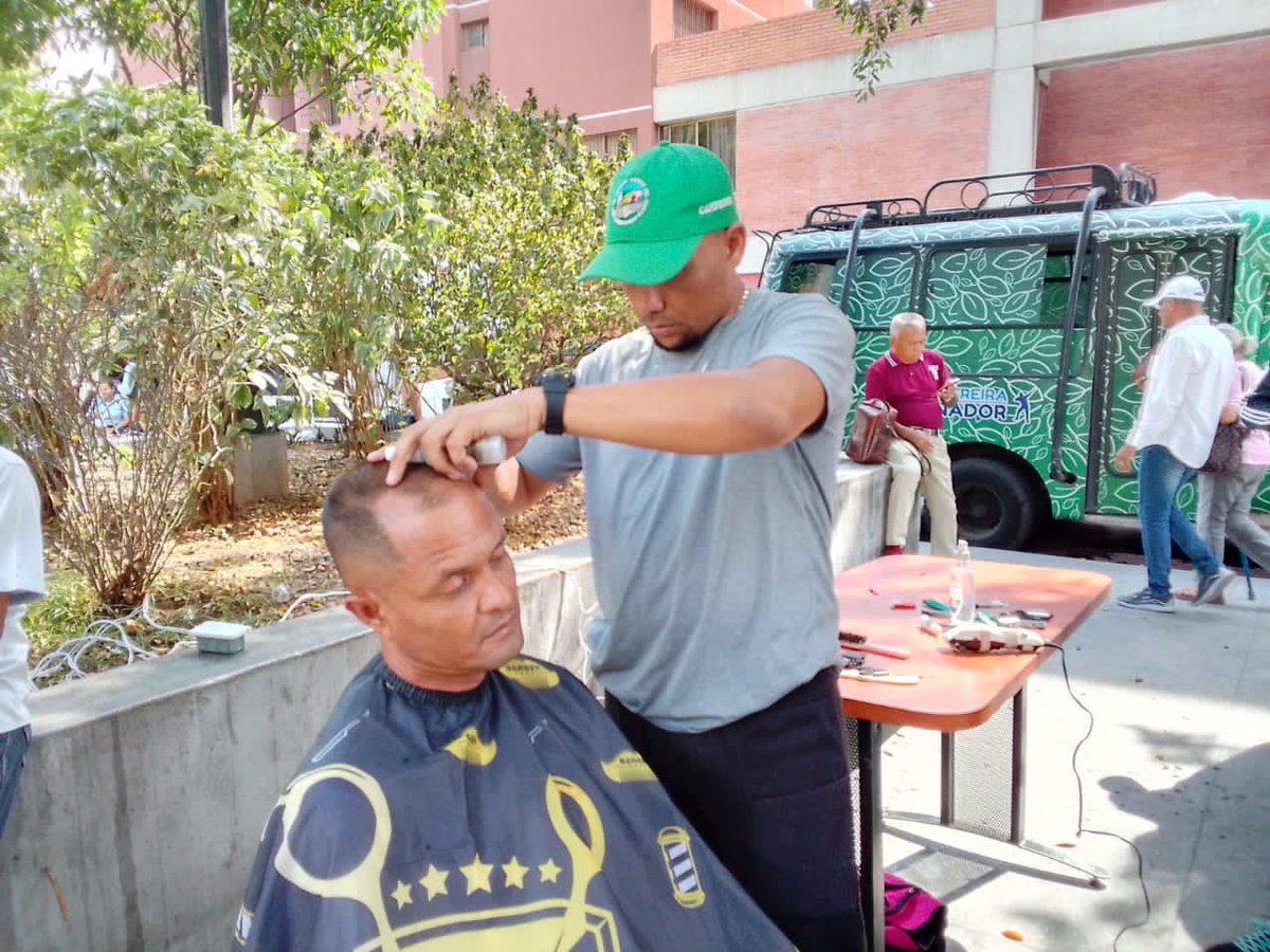 #23Mar Nuestro equipo de la Dirección de Seguridad Social participó en la Gran Feria del Campo Soberano efectuada en la Plaza Pedro León Torres de Barquisimeto, donde atendimos al público en general con servicios de peluquería y barbería de manera totalmente gratuita.