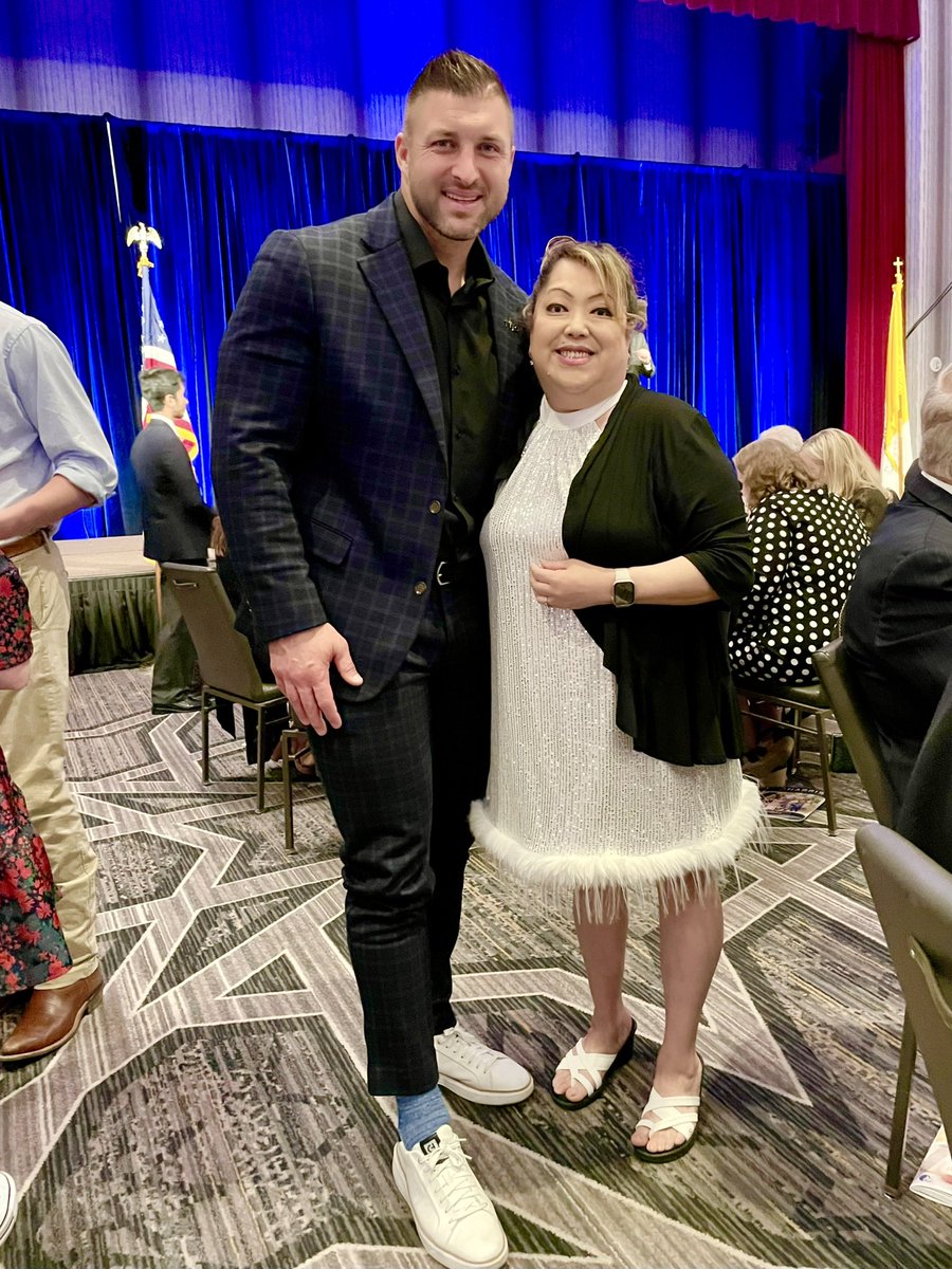 Had the honor to meet @TimTebow & to share my story of survival.  He is very sweet!   I love his heart. #fyp #fundraisingevent #stophumantrafficking #Every40SecondsCampaign #e40sfilm #survivor #brokensilence #eden #speaker #author #producer #iamchongkim
