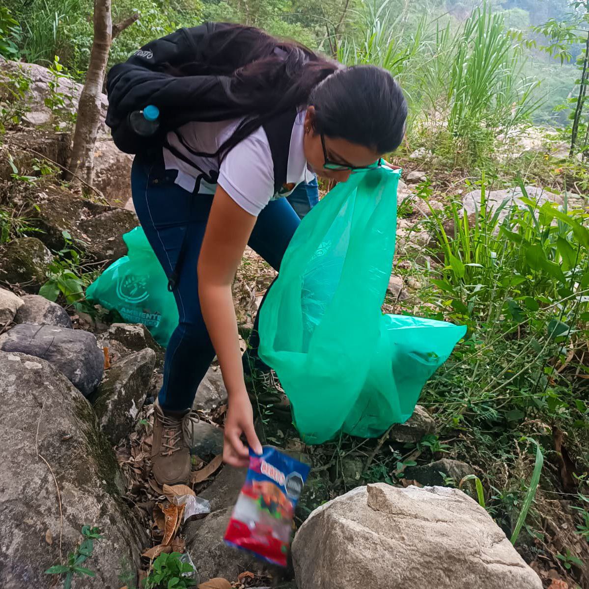 Misión cumplida en jornada de limpieza ✨ Un gran equipo humano, en representación de diferentes entidades, se unió a la jornada de aseo en La #Aguatoca, logrando la #recolección de una cantidad significativa de #ResiduosSólidos que contaminaban este importante recurso hídrico.