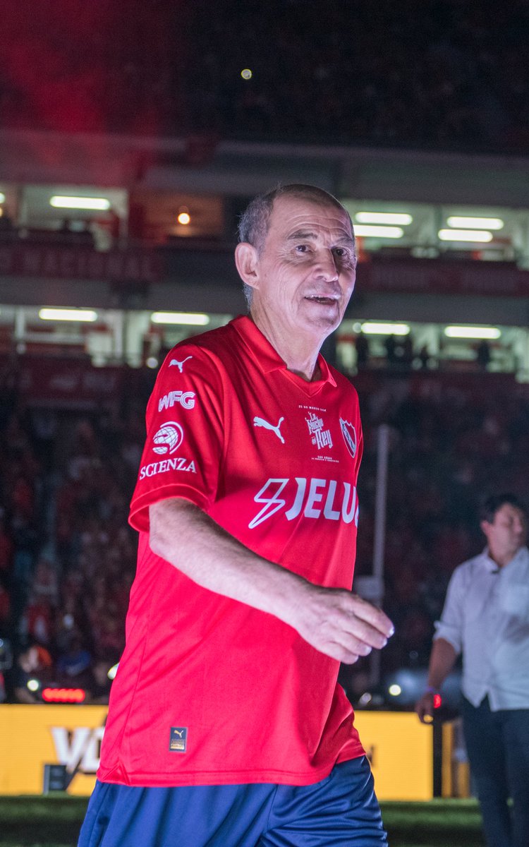 LucasSawczuk's tweet photo. Capo, capa; cuando pienses que todo es una mierda, acordate que @BochiniOficial es nuestro. Es #Independiente.  Y sobre todo, acordate que el reconocimiento en vida, es el mejor regalo que podemos ofrecerle después de todo lo que nos dio. Te amamos, Bocha. https://t.co/QBPGnBjasR