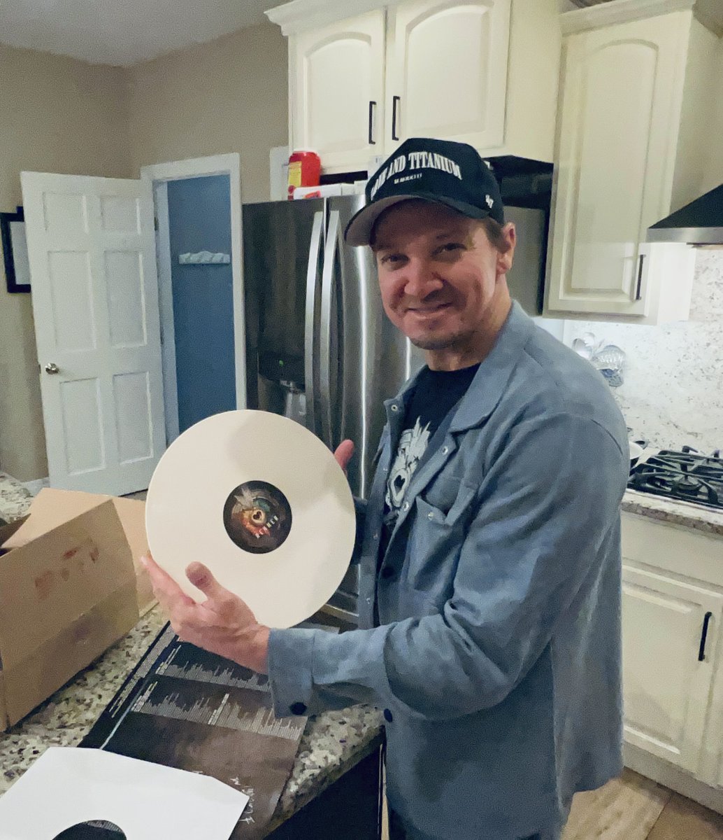 JeremyRenner's tweet image. First pallet has arrived … I’m excited to get to signing these vinyls 🍀❤️ #loveandtitanium
jeremyrenner.shop