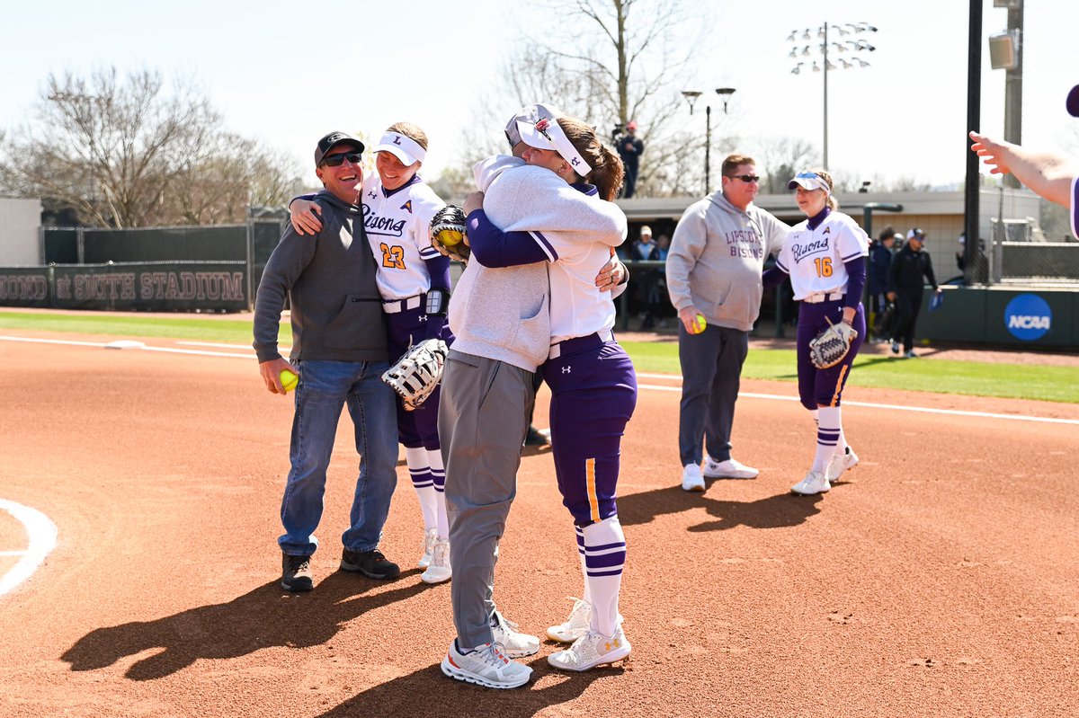 Couldn’t do it without our dads ❤️

#IntoTheStorm ⛈️ | #HornsUp 🤘