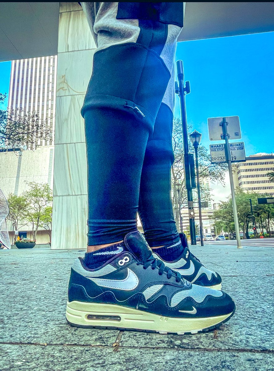 RobGoncopski's tweet image. I normally don’t over saturate a pic, but it’s the only way to truly capture the contrast of materials they used.  Day 23 of #marchMAXness #KOTD  Patta x am1  🖤🌊

#am1 #yoursneakersaredope #wearyourkicks #snkrsliveheatingup