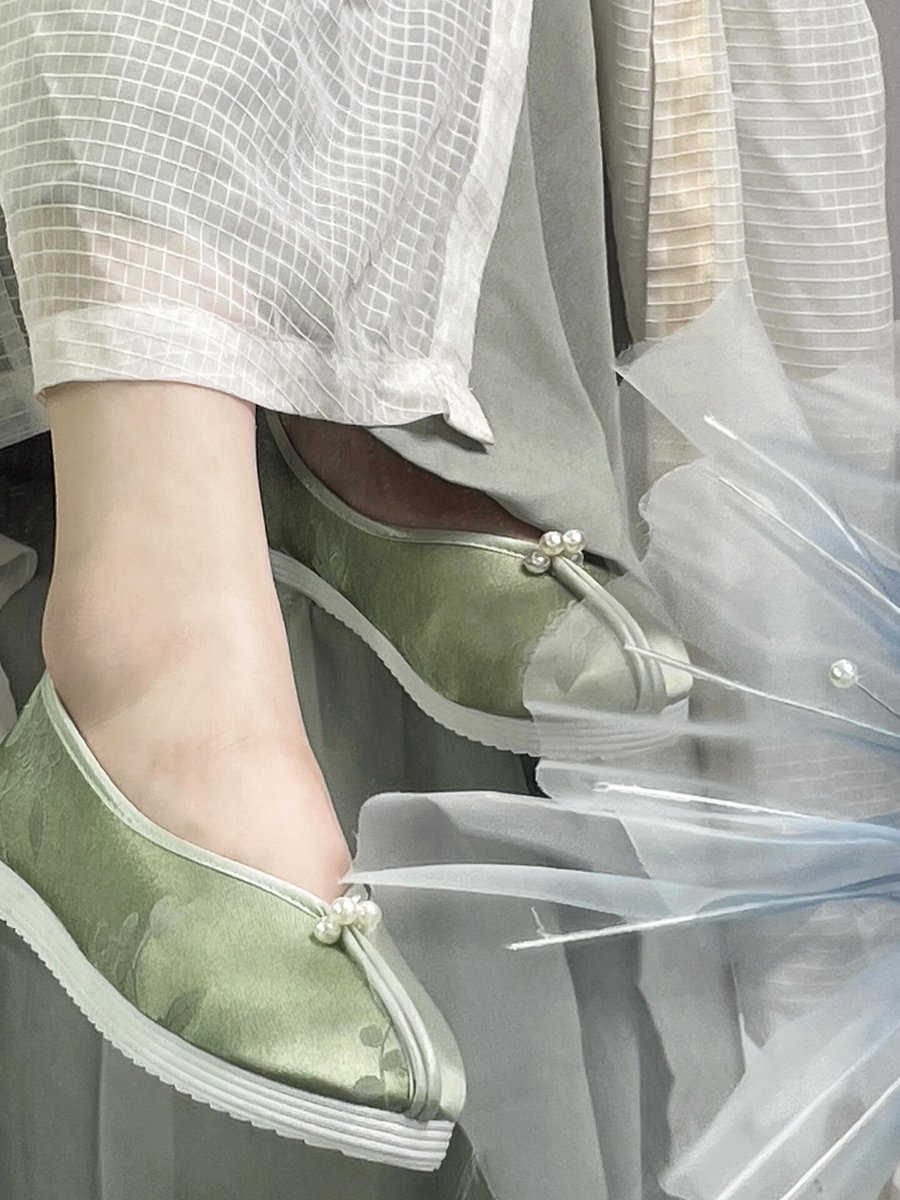 feei341304's tweet photo. 好看的当然分享下了，喜欢汉服鞋，分享汉服女友穿搭#汉服鞋#玉足 https://t.co/4ie9YkXi6t