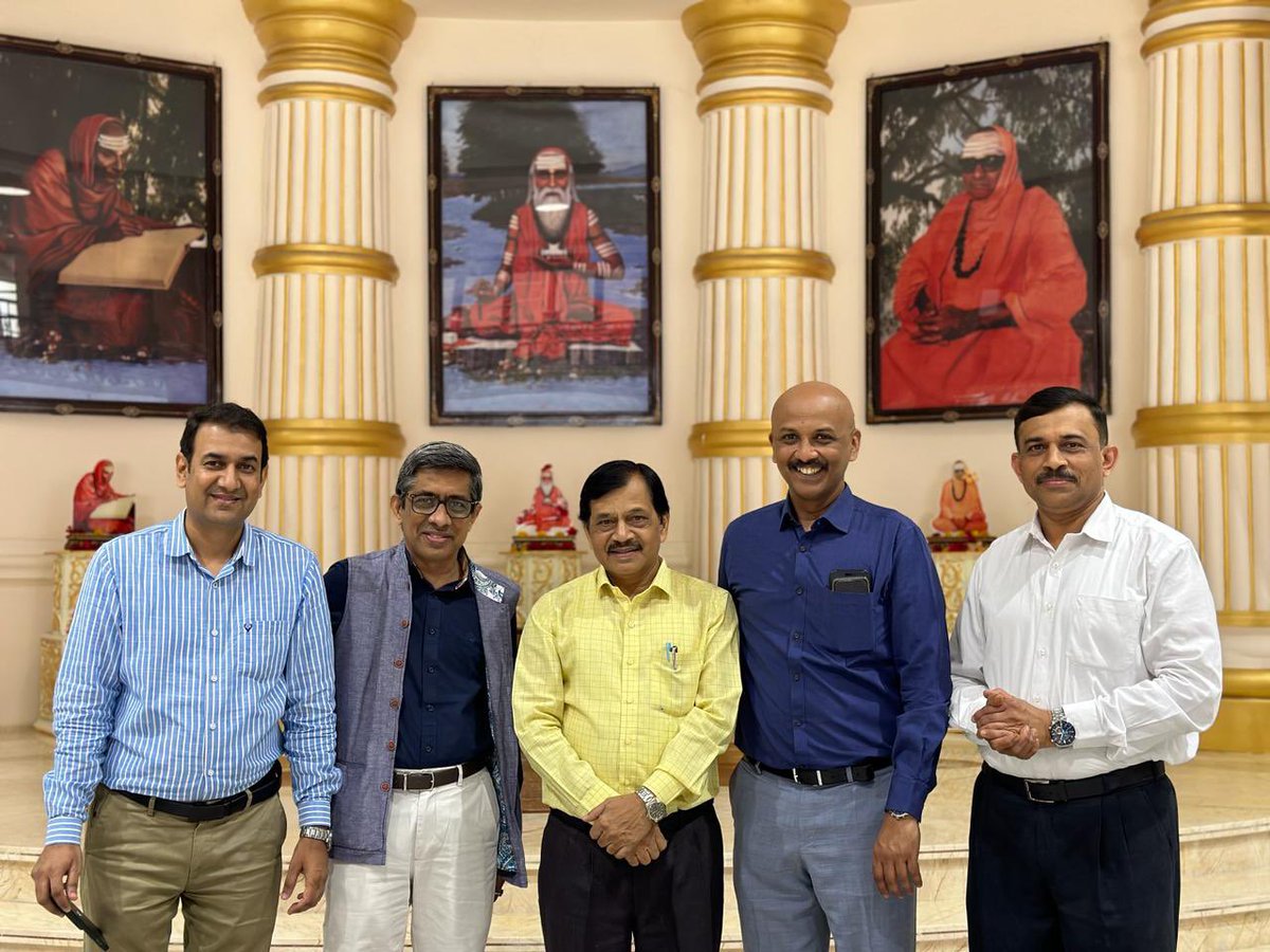 on the occasion of Graduation ceremony @JSS Medical College Mysore alogwith @AskDrShashank sir with blessings from Jagadguru Sri Shivarathri Deshikendra Mahaswamiji🙏🏼 Thanks to BasavanaGowdappa sir @DrAmbrishMithal @banshisaboo @vijayviswanatha @sahayrk @DrBMMakkar