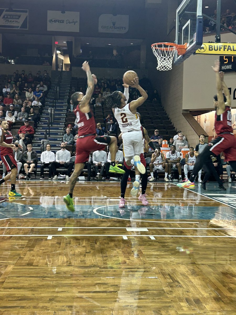 End 3Q 🏀 Us: 87 Them: 82 Sharife with 22pts in the 3Q alone 😮#ChargeUp