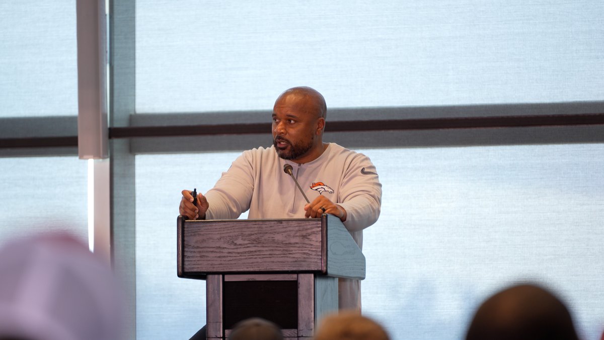Utah_Football's tweet image. Thank you @coachjcain and @CoachUrbanMeyer for coming out to speak at our Coaches' Clinic today 🙌

Thank you to everyone that came out to attend as well!