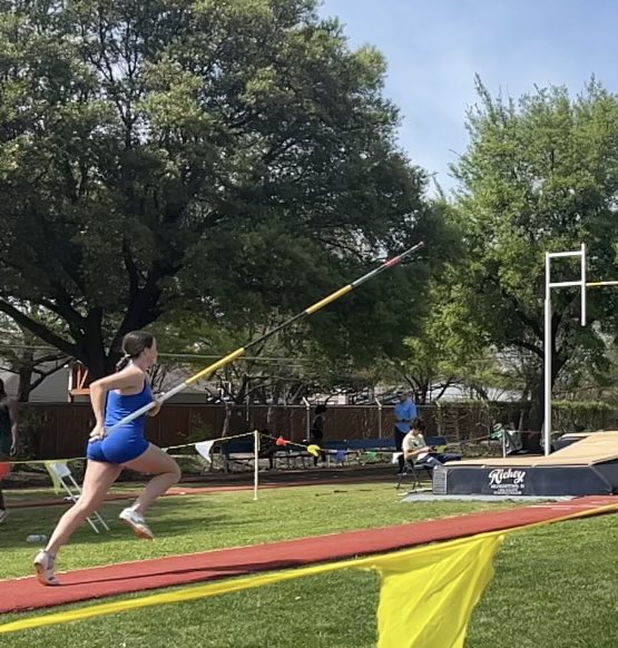 Congrats to Isabella Terry! She competed at the prestigious Jesuit-Sheaner relays and had a PR of 11’0 in pole vault, placing 6th! Way to go Isabella!