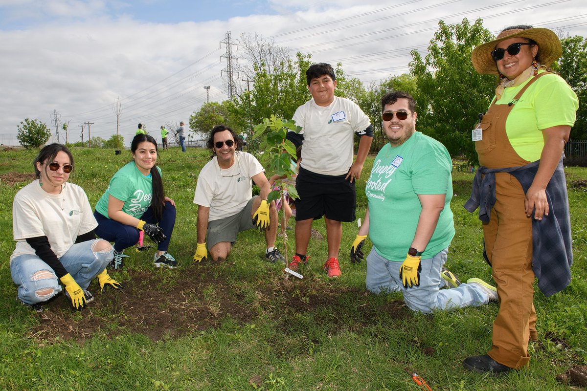 @American Forests, in partnership with @Microsoft, is back in San Antonio working alongside Garcia Street Farm, @EcoCentro, and @AlamoCollegesFd for the first of a two-phase project to increase tree canopy cover and food production. 

#TreeEquity