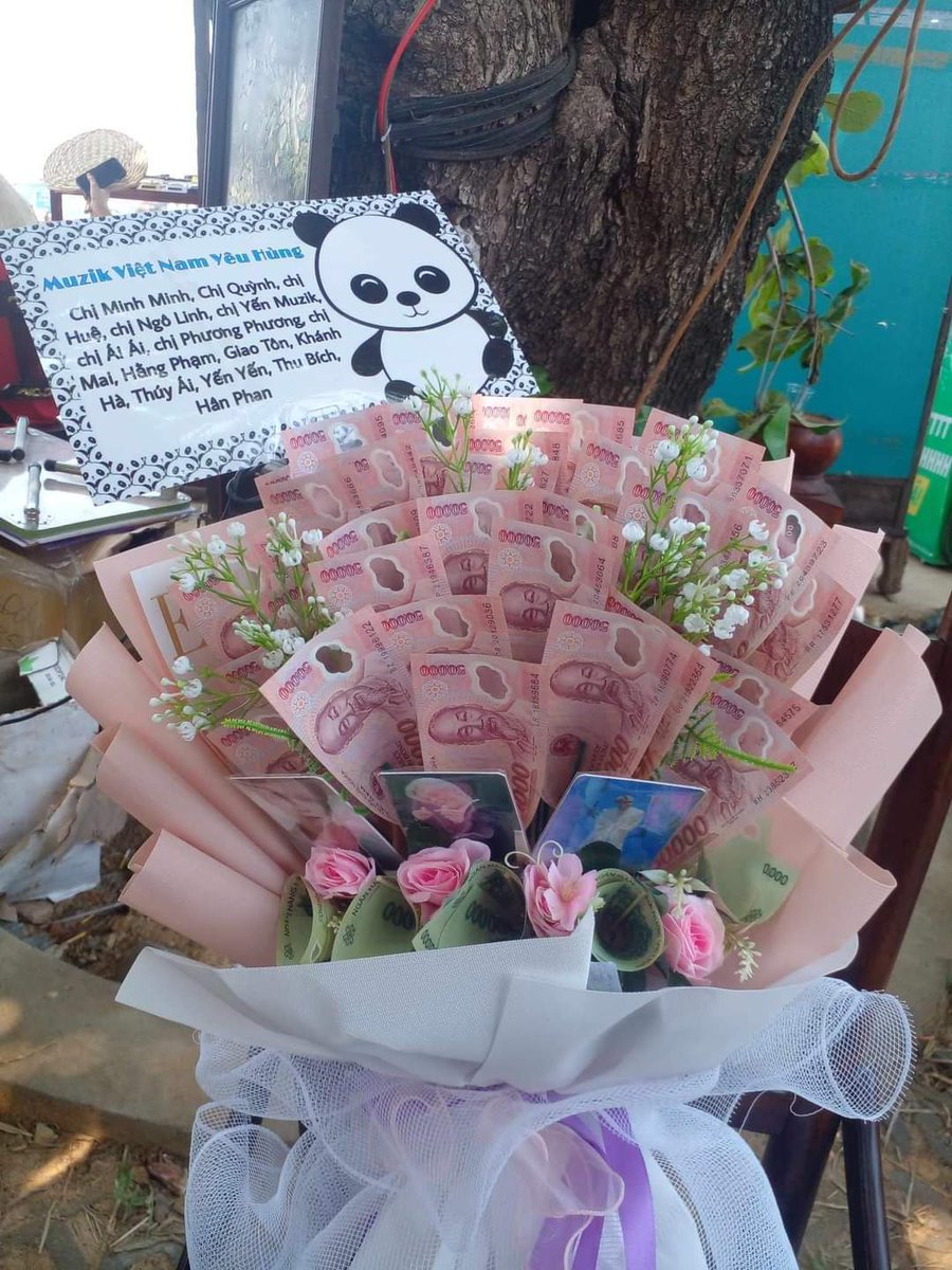 khanhha_muzik98's tweet photo. Cận cảnh bó hoa Panda của FC Muzik Việt Nam cùng với Quang Hùng MasterD 🐼🌹🌹🌹🌹
Và cái kết ra sofa ngủ vì đi thả thính với gái 🤣🤣🤣🤣
@QH_MasterD
#QuangHungMasterD #PandaFlower #Muzik #FCMuzikVietnam https://t.co/8j05iW46e6