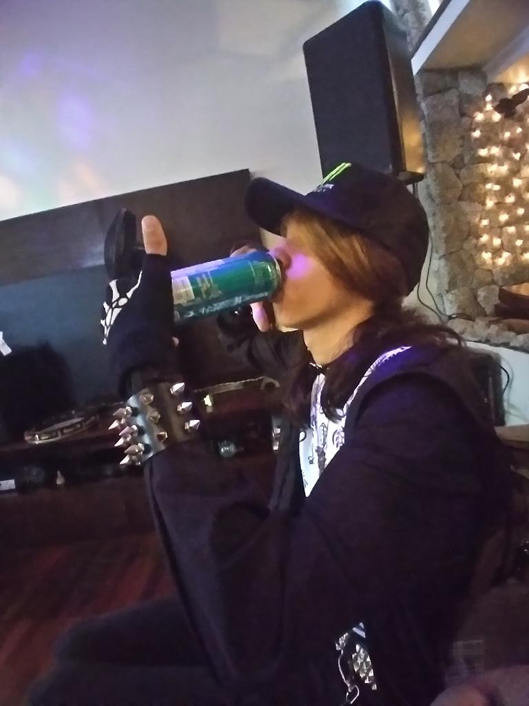 batyuri's tweet photo. Resenha de sábado de aniversário, parabéns Hao #resenha #aniversário #festa #parabenshao #party #roles #rolezin #rolezemo #roledesabado #sabado #sabadou #sabademo #teen #teenager #teenlife #batyuriplays #emo #emocore #emoteen #emocute #emobr #emolife #emostile #emoboy #emoscene https://t.co/6WcbEwrdBS