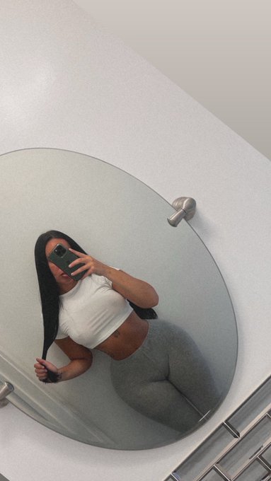 Hi 🤍 https://t.co/AarppYzh5P