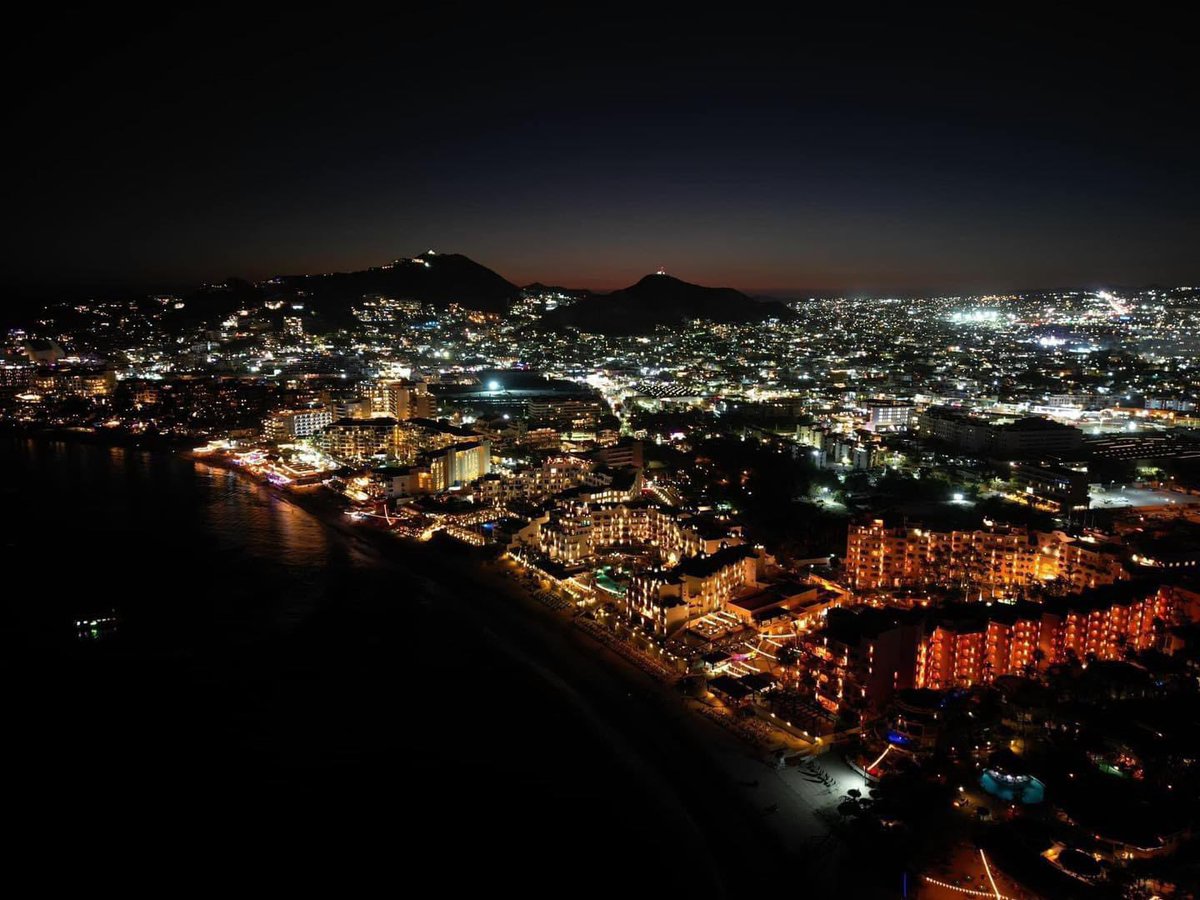 🌃 Así luce al caer la noche, uno de los destinos turísticos por excelencia a nivel mundial, #CaboSanLucas. 

¡Maravilloso! 

📸: Explora tu baja

#SemanaMayor