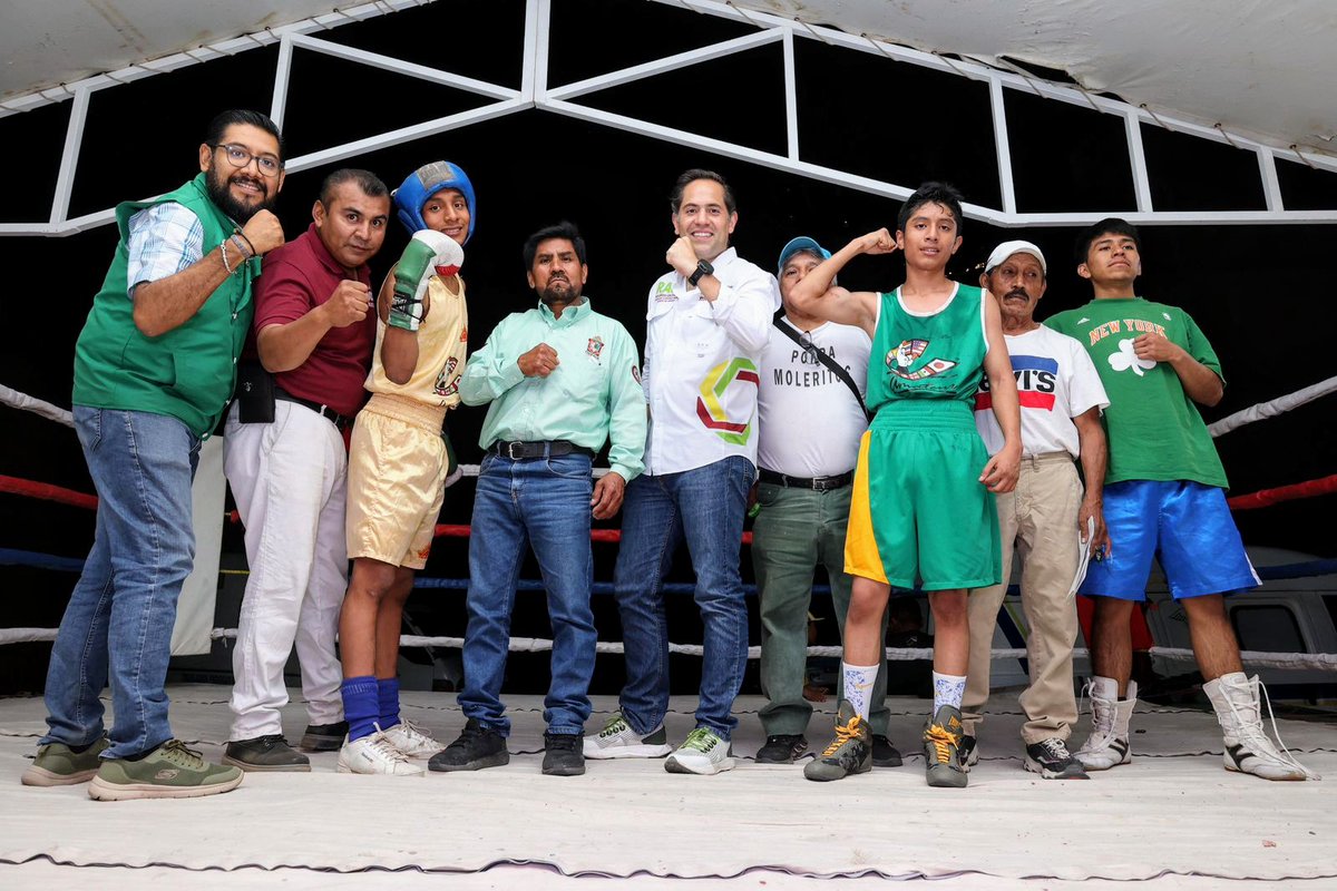 RaulBCCue's tweet photo. El deporte es fundamental en nuestra sociedad y esta tarde asisto a la función de box en #Exmarquesado #Oaxaca, una disciplina de mucha fuerza. Felicito a los boxeadores que hoy se presentan y agradezco a los #vecinos por compartir este gran momento. https://t.co/vYv8gn72an