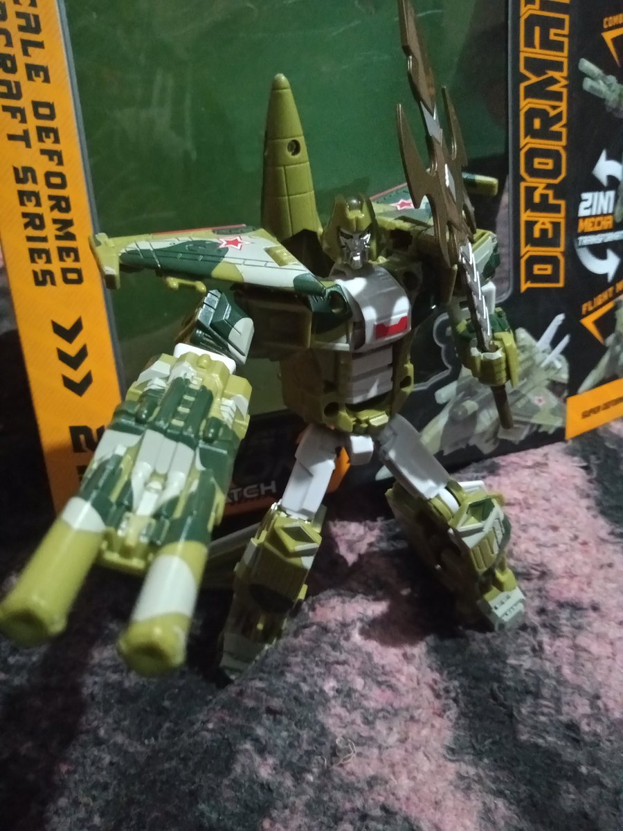 TERROR025's tweet image. Mi mamá me regaló un transformer que es un bootleg de skydive de Transformers combiner wars, es un tesoro ahora para mí 🗿