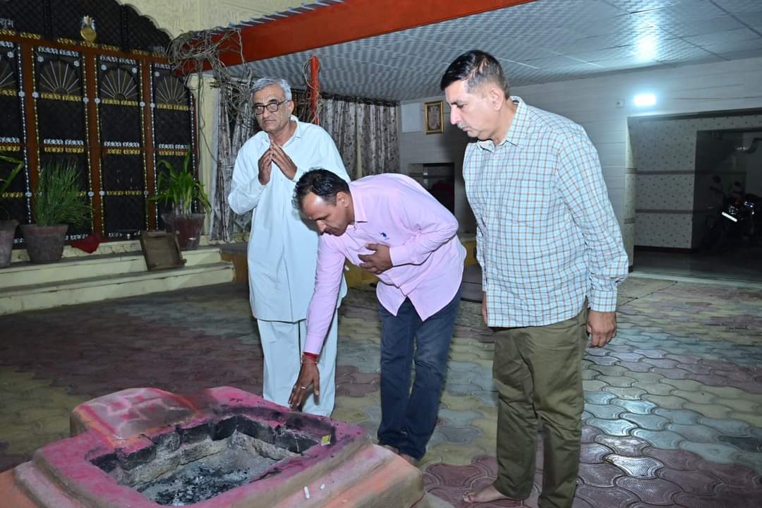 Ummeda Ram Beniwal (@ummedarambaytu) on Twitter photo परम् पूज्य गुरुदेव श्रीश्री1008 ओंकार भारती जी महाराज (गुलाब भारतीजी जी मठ, परेऊ) से बायतु विधायक श्री हरीश जी चौधरी, गिड़ा पूर्व पूर्व प्रधान श्री लक्ष्मणराम जी डेलु के साथ आशीर्वाद लिया, गुरु महाराज आपका आशीर्वाद और मार्गदर्शन सदा बना रहें।
<a href="/Barmer_Harish/">Harish Chaudhary</a> परम् पूज्य गुरुदेव श्रीश्री1008 ओंकार भारती जी महाराज (गुलाब भारतीजी जी मठ, परेऊ) से बायतु विधायक श्री हरीश जी चौधरी, गिड़ा पूर्व पूर्व प्रधान श्री लक्ष्मणराम जी डेलु के साथ आशीर्वाद लिया, गुरु महाराज आपका आशीर्वाद और मार्गदर्शन सदा बना रहें।
<a href="/Barmer_Harish/">Harish Chaudhary</a>