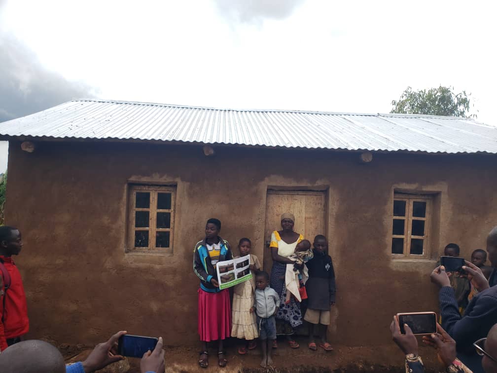 MEDIABUJA24's tweet photo. La Pâques sonne bien dans la famille de Judes Car l'#ONG locale #Roots_Transformation_Ruhuka l'a remis une maison flambant neuve. Cette famille remercie cette organisation et ses partenaires financiers @PreparingAPlace https://t.co/0jSmNEgF8U