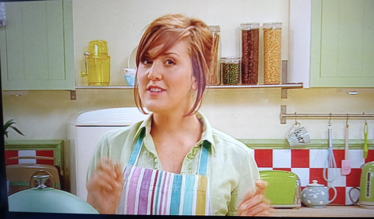 PiercedPikachu's tweet image. That warm fuzzy nostalgic feeling when you pass by a kid's program &amp;amp; can't help but watch cuz it's so relaxing 😌😌😌 #ICanCook