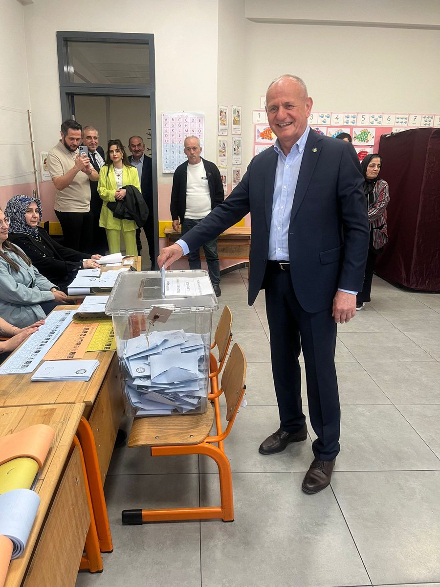 Sandığa gittik, oyumuzu kullandık. 

Namık Kemal İlkokulunda kayıtlı diğer seçmenlerle selamlaştık.

Sandık görevlisi kardeşlerimize de teşekkür ettik ve kolaylıklar diledik.

Milli iradenin tecelli ettiği 31 Mart 2024 Mahalli İdareler Seçimi, ülkemize, Düzcemize ve halkımıza